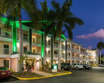 HomeTowne Studios by Red Roof Fort Lauderdale - Fort Lauderdale - Building