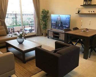 cozy one bedroom fully furnished - Dubai - Sala