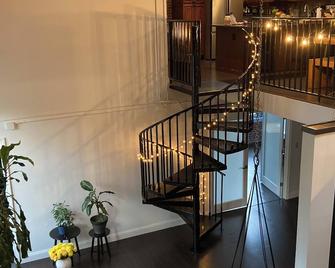 Spacious 4-bedroom riverfront loft apartment - Providence - Escaleras