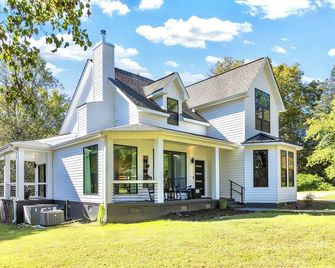 Modern Farmhouse on 5 Acres near Chapel Hill - Mebane - Building