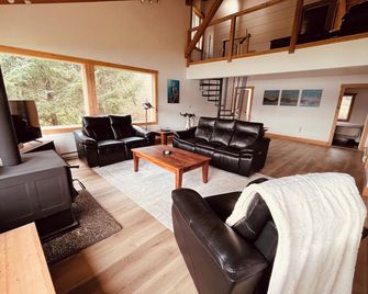 Oceanfront Fishing Home-Boat Access W/ Hot Tub & Private Dock. Sleeps Up to 17+ - Quatsino - Sala de estar