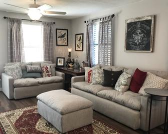 Cute country cottage - Tyler - Living room