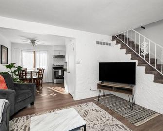 Davenport Simple Comfy Home near DT - Davenport - Living room