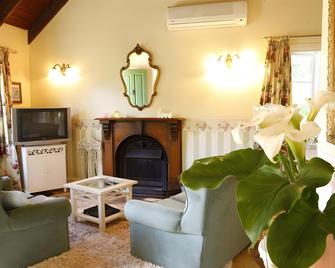 Lisson Grove Accommodation - North Tamborine - Living room