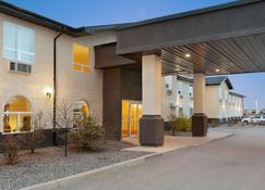 Days Inn & Suites by Wyndham Thompson - Thompson - Gebouw