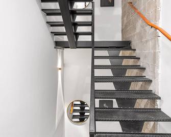 Sosuite | 2BR Apt w Laundry, Kitchen - Filadelfia - Schody