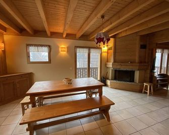 Chalet pour 9, à 100m des pistes, proche commerces, avec wifi et confort complet - Crest-Voland - Salle à manger