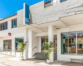 Nomads Byron Bay Hotel - Byron Bay - Building