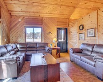 Black River Log Cabin: Fish, Swim + Unwind! - Neillsville - Sala de estar