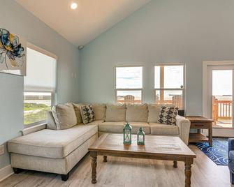 Port Bolivar Beach House with Oceanfront Views! - Crystal Beach - Living room