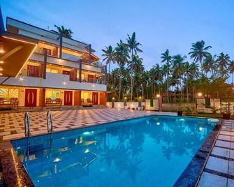 Verdant View Beach Resort Varkala by Voye Homes - Just 150m to Beach - Varkala - Havuz