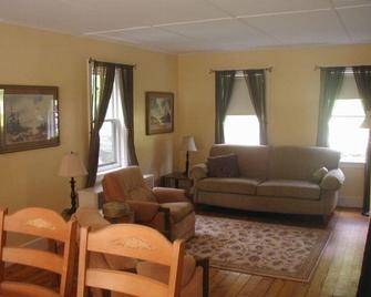Relax in This 3BR House Minutes from Williams College - Williamstown - Σαλόνι