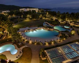 بورتو كاراس ميليتون - نيوس مارماراس - حوض السباحة