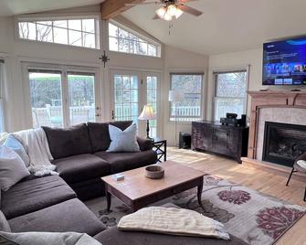 3-bed,Pet Friendly, Spacious, w/LargeDeck & Grill, Fire Pit & Attached Garage - Petoskey - Living room
