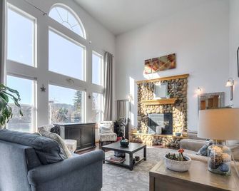 Scenic Riverfront Retreat - An Outdoor and Wildlife Enthusiast's Dream! - Juneau - Living room