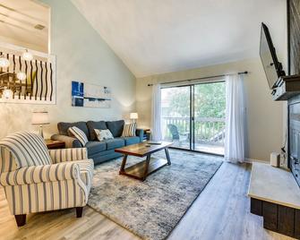 Niceville Retreat with Boat Dock, Golf Course and Pool - Niceville - Living room