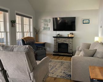 Sunrise Lake House, Comfort-Hot Tub-Beach! - Saint Albans - Living room
