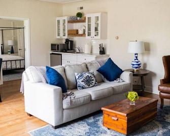 Main Street Suite - Millpond Inn - Clarkston - Living room