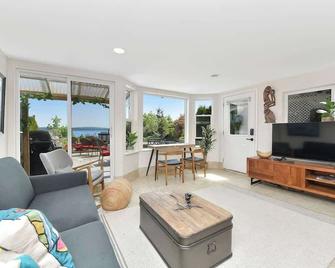 Gulf Island View Suite - Chemainus - Living room