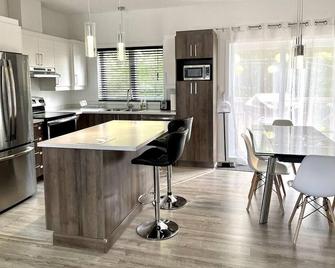 Fully Equipped Modern Cottage with Hot Tub in the Heart of the Laurentians - Sainte-Agathe-des-Monts - Kitchen