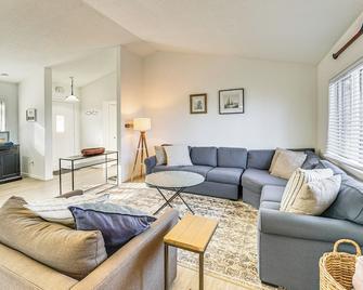 Lake View & Deck: Group Getaway in Whitehall! - Whitehall - Living room