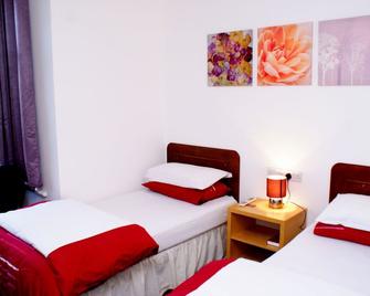 The Hindes Hotel - Harrow - Bedroom