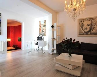 I am really looking forward to guests from all over the world in one of my apartments - Bremen - Living room