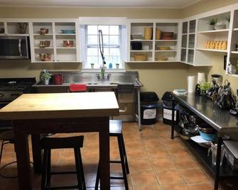 Visit us in Harrisville, NH and have plenty of beds - Harrisville - Kitchen