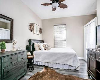Backyard Oasis: Hot Tub, Dogs Ok, State St, Casino - Bristol - Bedroom