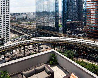 Hilton Garden Inn Long Island City New York - קווינס - מרפסת