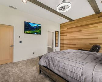 Checkmate by Kabino Air Conditioning, Hot Tub, Red Light Sauna, Pac-Man And Pool Table, Trailer Parking - Island Park - Schlafzimmer