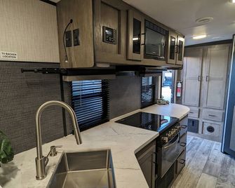 Delightful RV with AC in Palmdale - Palmdale - Kitchen