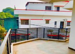 Mauji's Villa Hotel & Guest House - Prayagraj - Balcony