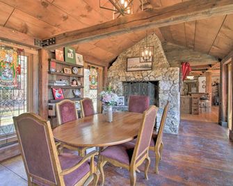 Timeless Red Sox Retreat w/ Scenic Mountain Views! - Putney - Dining room