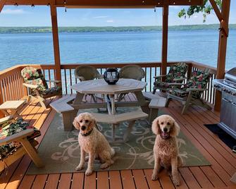 Heck-Of-A-Deck Lakehouse with Sunsets, and Kayaks, too! - Aurora - Balcón