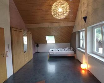 Ferienwohnung Leutkirch offen hell hoch schöne Aussicht - Leutkirch im Allgäu - Bedroom