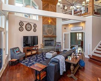 Stunning Lake house on peaceful Stanton Bay ~ On the Chain O Lakes - Ingleside - Soggiorno