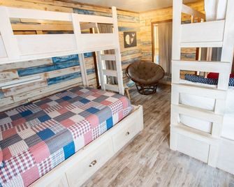 The Anchor Cabin is the perfect place for your next beach vacation. - Port Aransas - Bedroom