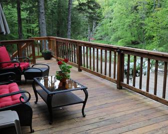 Love the Snow, Alpine and Nordic all close by ! 3 bdrm Riverfront, Pet Friendly! - Intervale - Balkon