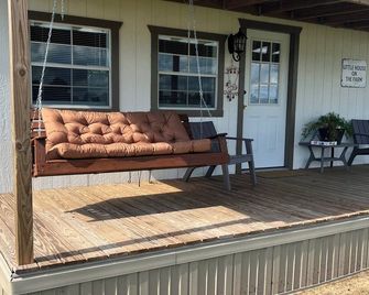 Enjoy a quiet, relaxing stay with the beauty of open Alabama countryside. - Geraldine - Patio