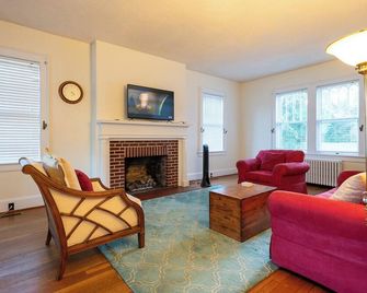 Stately historic 3bdr shore house near Cape Charles, boat parking, pet friendly - Cape Charles - Salon
