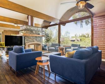 Casa Velo -Mid Century Hot Tub & Amazing Backyard - Casas Adobes - Lounge