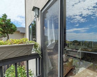 Amazing views, multi-level decks, full kitchen and pool. - San Rafael - Balcony