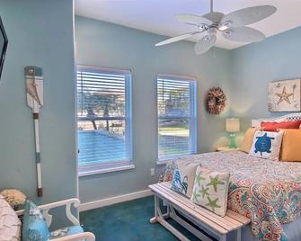 Port A Paradise 4 Bedroom Home by RedAwning - Port Aransas - Bedroom