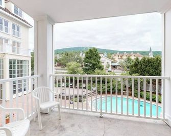 Mountain Home w/Balcony, Pool Views, Shared Pool, Hot Tub, Free WiFi, Fireplace - Stratton - Balcony