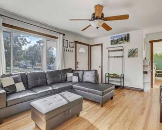 Cozy Gem Near Bike Trails & Downtown Pets Ok - Colorado Springs - Sala de estar