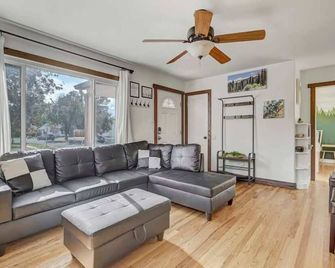 ستير كرازي! بيك ترايل ، دوجس ٔوك، فود آند نايتلايف - كولورادو سبرينغز - غرفة معيشة