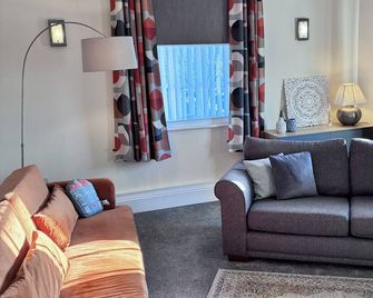 Peel House Apartments - Burton upon Trent - Living room