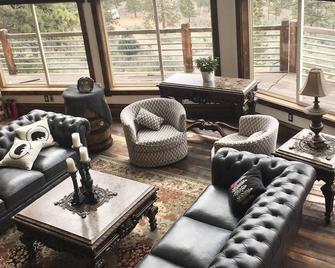 Mountain Retreat 37 acres, close to HWY 285, borders National Forest - Bailey - Living room