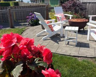 Private Studio with Seaside Charm! Full Kitchen, Walk to Town! - Edmonds - Patio